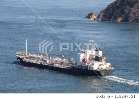 来島海峡大橋の上から見た馬島小浦岬を通過するケミカル船 119247351