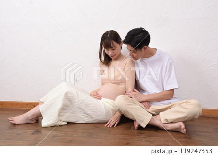 若い妊婦と寄り添う夫 119247353