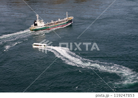 来島海峡ですれちがうケミカル船と潮流観光船 来島海峡ですれちがうケミカル船と潮流観光船 119247853
