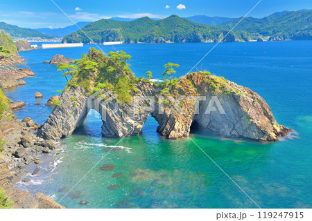東北・碁石海岸・穴通磯・くぐると幸せになると言われる穴を持つ奇岩・岩手県大船渡市(2) 東北・碁石海岸・穴通磯・くぐると幸せになると言われる穴を持つ奇岩・岩手県大船渡市(2) 119247915