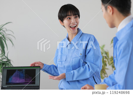 同僚の指摘に驚く建築士の女性_1 119248698