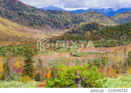 秋の栂池に囲まれる山荘 秋の栂池に囲まれる山荘 119248722