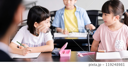 塾で勉強する小学生 塾で勉強する小学生 119248981