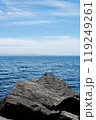 水平線が見える夏の海と断崖 119249261