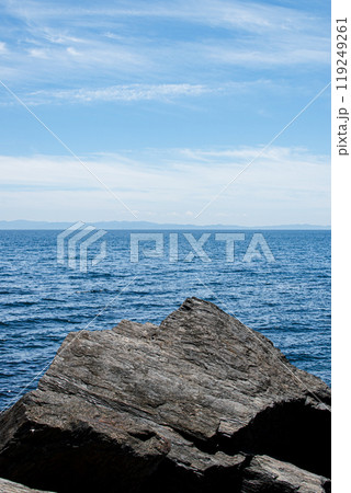 水平線が見える夏の海と断崖 119249261