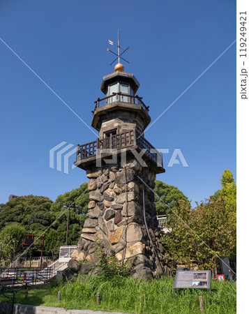 靖国神社の常夜灯として建設された高燈籠(常燈明台) 東京都千代田区 靖国神社の常夜灯として建設された高燈籠(常燈明台) 東京都千代田区 119249421