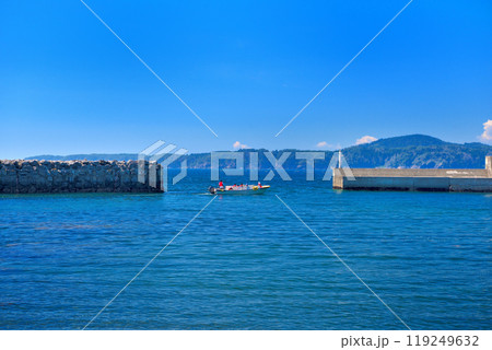 東北・碁石海岸・奇岩絶景を巡る碁石海岸穴通船が出発する碁石浜の護岸の眺め・岩手県大船渡市(1) 東北・碁石海岸・奇岩絶景を巡る碁石海岸穴通船が出発する碁石浜の護岸の眺め・岩手県大船渡市(1) 119249632