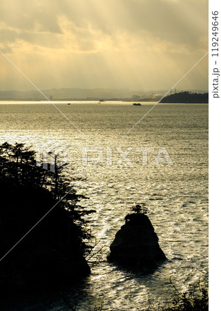 眼下に島、遠くに港が見える夕景 眼下に島、遠くに港が見える夕景 119249646