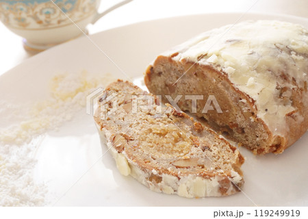 カットした断面が見えるシュトーレン カットした断面が見えるシュトーレン 119249919