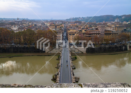 南欧イタリア共和国ラツィオ州ローマ　サンタンジェロ城からテヴェレ川にかかるサンタンジェロ橋と街の眺め 119250052