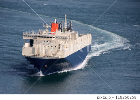 来島海峡大橋に向かってくるローロー船 来島海峡大橋に向かってくるローロー船 119250259