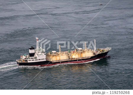 来島海峡大橋の上から見た小型LPG船 来島海峡大橋の上から見た小型LPG船 119250268