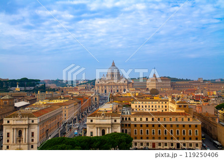 イタリア共和国ローマにあるバチカン市国の世界遺産サンピエトロ大聖堂　サンタンジェロ城からの眺め 119250406