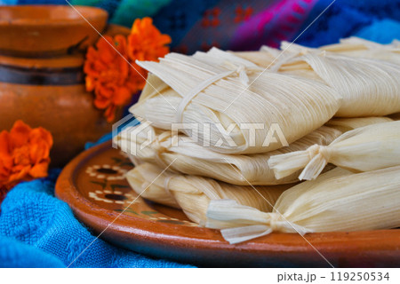 メキシコ料理　タマレスとアトーレ　死者の日のイメージで 119250534