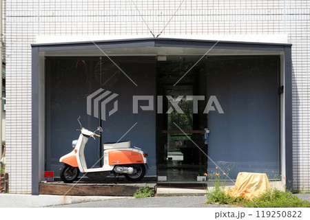 美容院入口のレトロスクーター 119250822