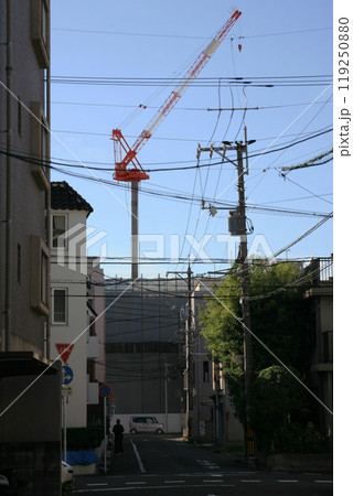 住宅街の建設現場のタワークレーン 119250880