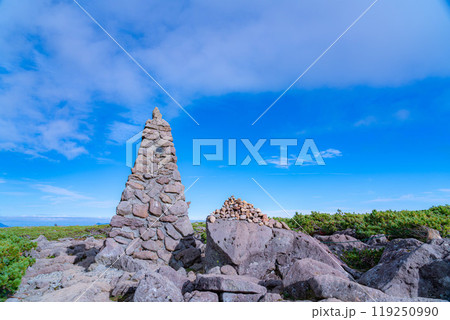 【山岳素材】白馬乗鞍岳山頂にあるケルン【長野県】 119250990