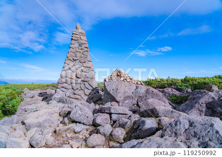 【山岳素材】白馬乗鞍岳山頂にあるケルン【長野県】 119250992