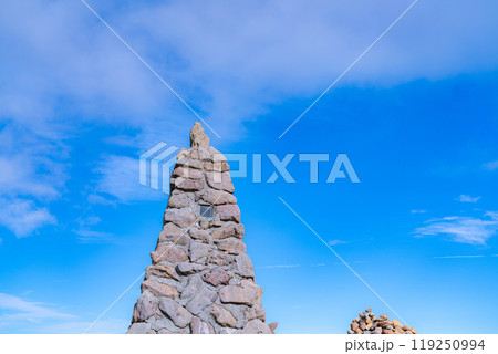 【山岳素材】白馬乗鞍岳山頂にあるケルン【長野県】 119250994