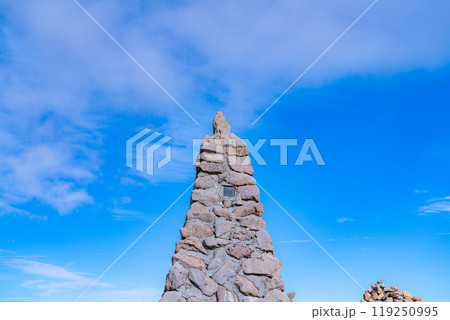 【山岳素材】白馬乗鞍岳山頂にあるケルン【長野県】 119250995