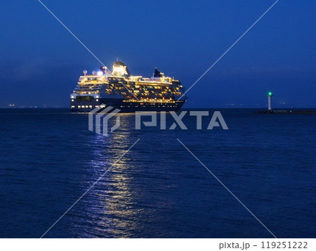静岡県 清水を出港するセレブリティミレニアム 5月 静岡県 清水を出港するセレブリティミレニアム 5月 119251222