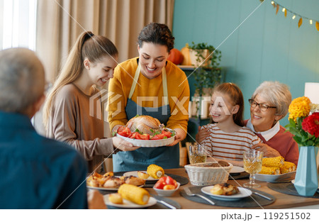 Family celebrating Thanksgiving Day 119251502