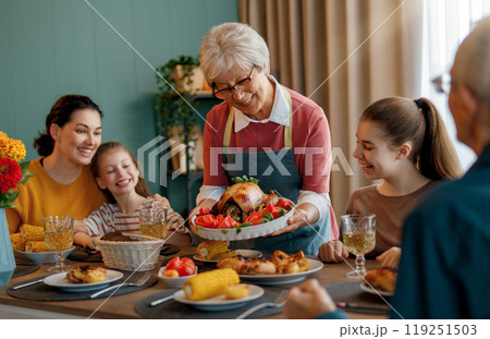 Family celebrating Thanksgiving Day 119251503