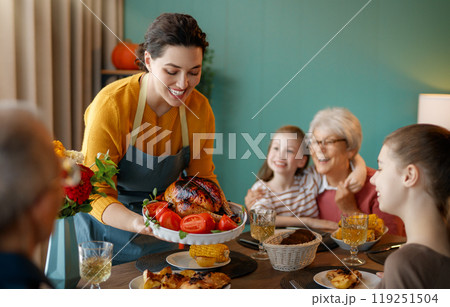 Family celebrating Thanksgiving Day 119251504