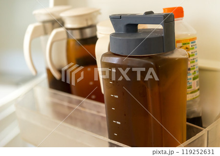 冷蔵庫の中の麦茶ポット 冷蔵庫の中の麦茶ポット 119252631