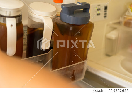 冷蔵庫の中の麦茶ポット 119252635