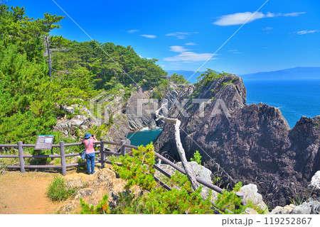 東北・碁石海岸・雷岩展望台と、迫力の景色に見入る観光客・岩手県大船渡市(2) 119252867