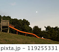 月と滑り台と少女 119255331