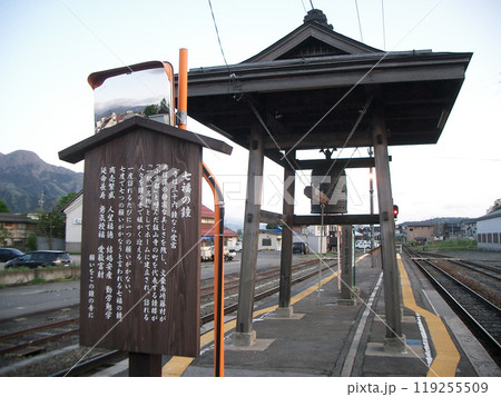 長野県飯山線の旧飯山駅ホームの七福の鐘 119255509
