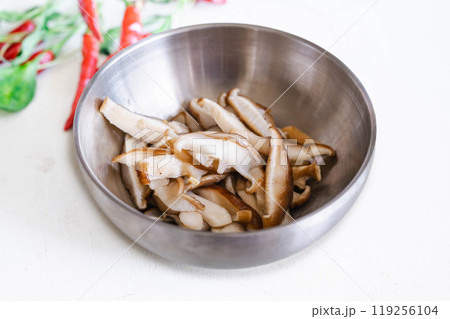 レンチン後に塩とごま油を和えたシイタケ 119256104
