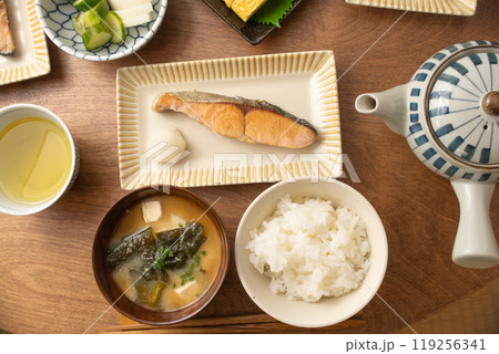 テーブルに並んだ典型的な日本の朝食。俯瞰 テーブルに並んだ典型的な日本の朝食。俯瞰 119256341