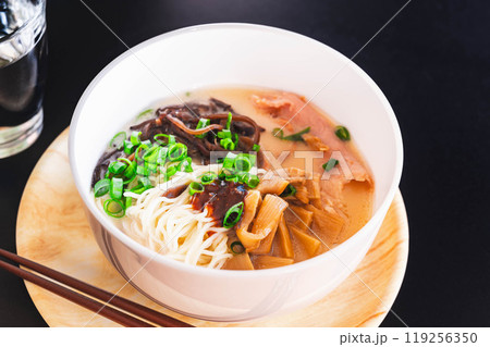 博多豚骨ラーメン 辛だれ 博多豚骨ラーメン 辛だれ 119256350