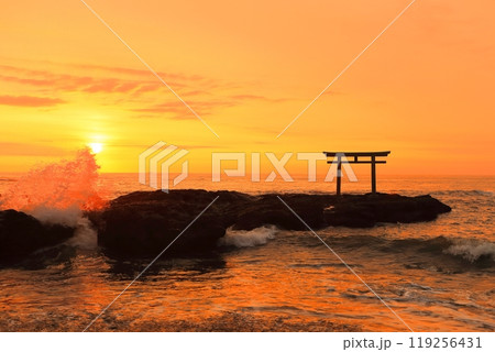 【茨城県】大洗磯前神社の日の出 119256431