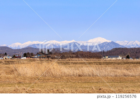 北海道平取町、雪残る春の幌尻岳【4月】 119256576