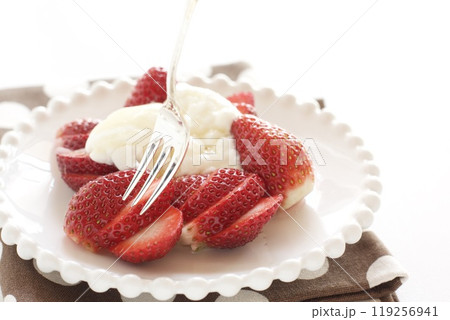イチゴのヨーグルトのせ 119256941