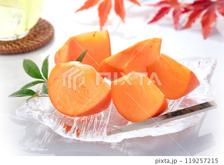 秋の味覚 透明のお皿に盛り付けた柿 ( 白背景 ) 秋の味覚 透明のお皿に盛り付けた柿 ( 白背景 ) 119257215