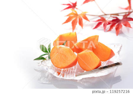 秋の味覚 透明のお皿に盛り付けた柿 （ 白背景 ） 119257216