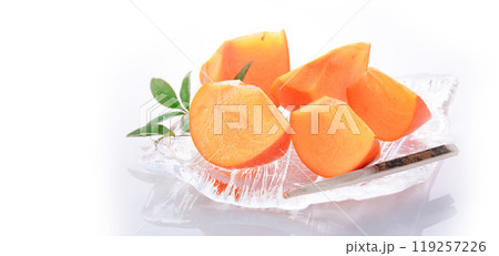 秋の味覚 透明のお皿に盛り付けた柿 ( 白背景 ) 秋の味覚 透明のお皿に盛り付けた柿 ( 白背景 ) 119257226
