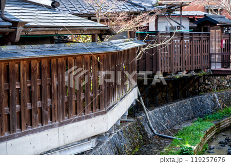 奈良県五條市の国の重要伝統的建造物群保存地区に指定されている古い街並みの新町通りを撮影 119257676