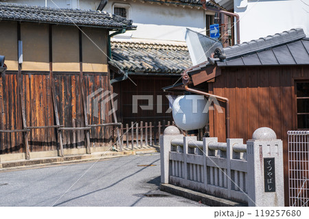 奈良県五條市の国の重要伝統的建造物群保存地区に指定されている古い街並みの新町通りを撮影 119257680