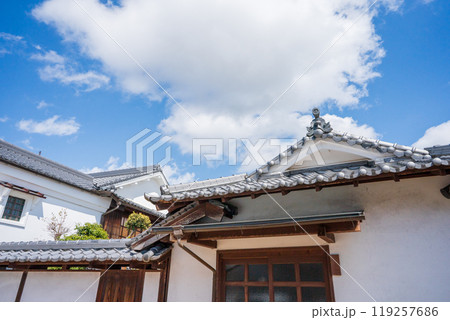 奈良県五條市の国の重要伝統的建造物群保存地区に指定されている古い街並みの新町通りを撮影 119257686