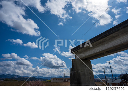 奈良県五條市の国の重要伝統的建造物群保存地区に指定されている古い街並みの新町通りを撮影 119257691