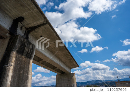 奈良県五條市の国の重要伝統的建造物群保存地区に指定されている古い街並みの新町通りを撮影 119257693