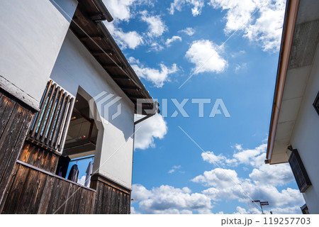 奈良県五條市の国の重要伝統的建造物群保存地区に指定されている古い街並みの新町通りを撮影 奈良県五條市の国の重要伝統的建造物群保存地区に指定されている古い街並みの新町通りを撮影 119257703