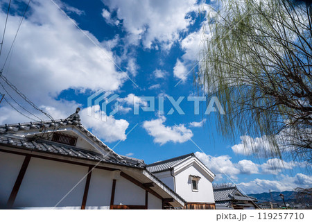 奈良県五條市の国の重要伝統的建造物群保存地区に指定されている古い街並みの新町通りを撮影 119257710