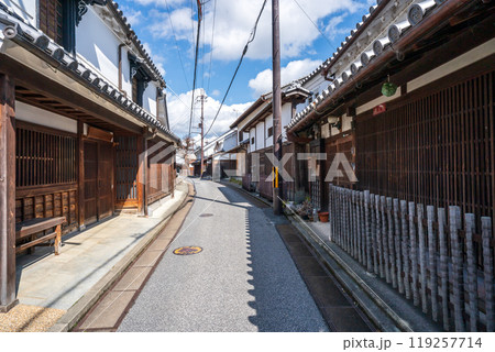 奈良県五條市の国の重要伝統的建造物群保存地区に指定されている古い街並みの新町通りを撮影 119257714